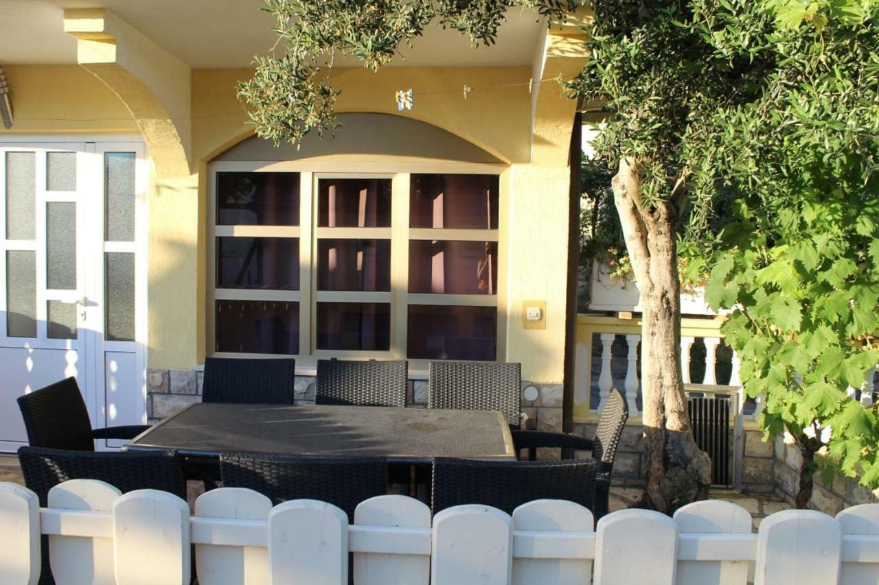 Apartment Pirovic Туран Екстериор снимка