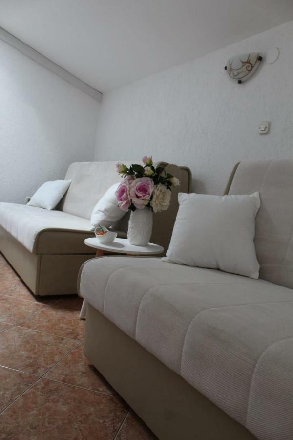 Apartment Pirovic Туран Екстериор снимка